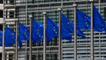 Europaflaggen vor dem Hauptquartier der Europäischen Kommission in Brüssel