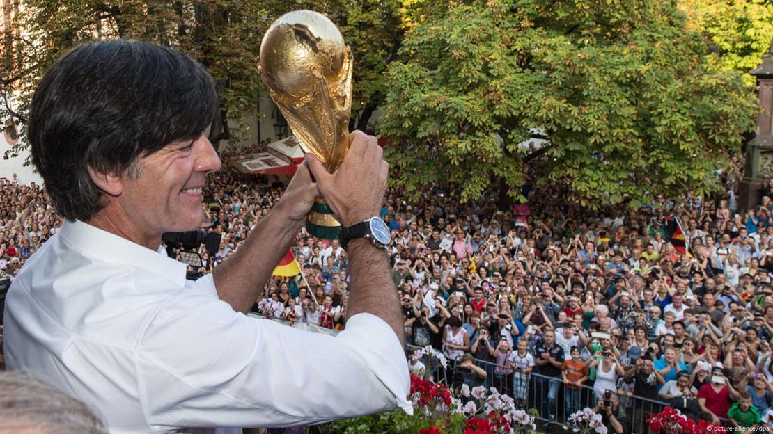 Messi recebe Bola de Ouro da Copa-2014; Neuer é o melhor goleiro