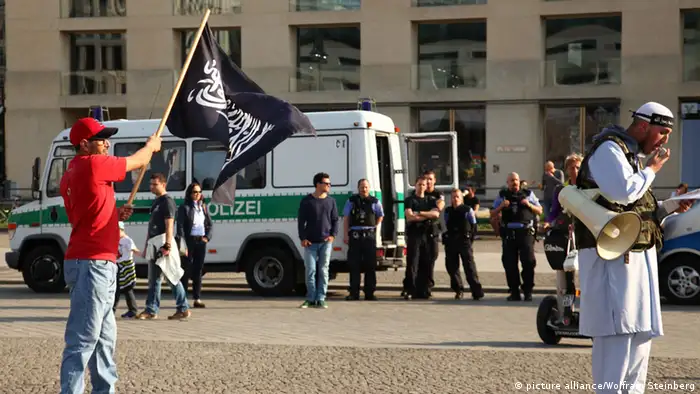 Salafisten Berlin Demonstration Flagge Fahne