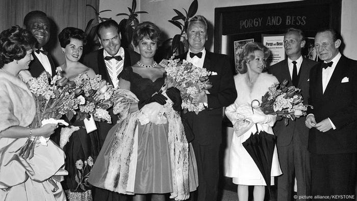 Sophia Loren mit Blumen bei einer Kinpremiere