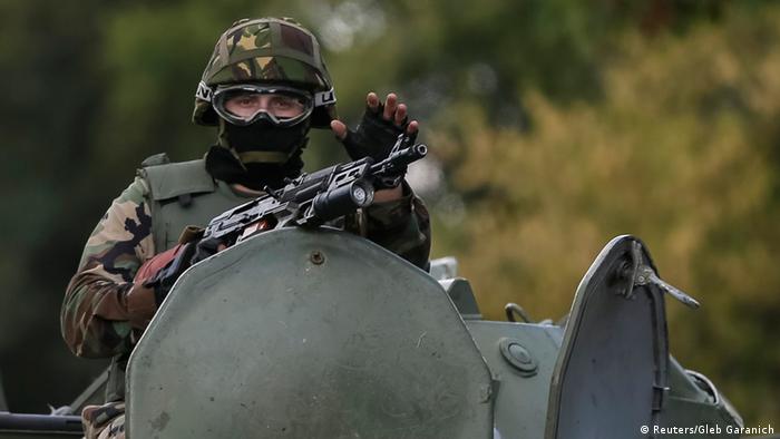 Ukrainische Soldaten in Donezk Bewaffnung
