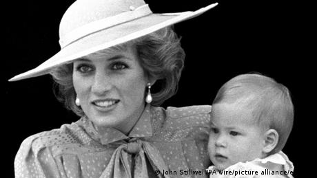 Prinzessin Diana mit ihrem kleinen Sohn Harry auf dem Arm (John Stillwell/PA Wire/picture alliance/empics)