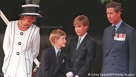 Foto von Prinzessin Diana und Prinz Charles, die ihre Söhne Harry und William in die Mitte genommen haben (Johny Eggitt/AFP/Getty Images)