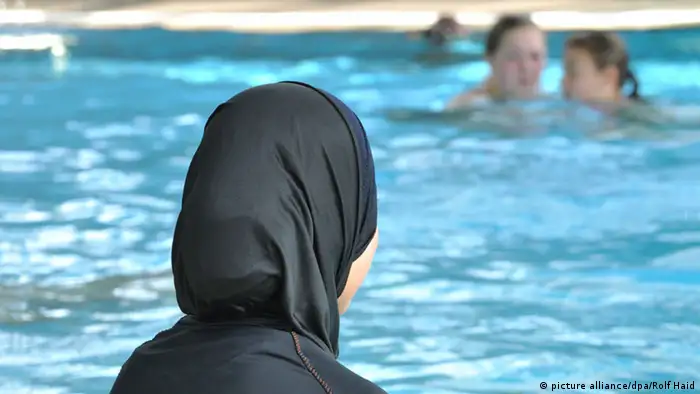 Musliminnen in einem Schwimmbad Burkini Deutschland