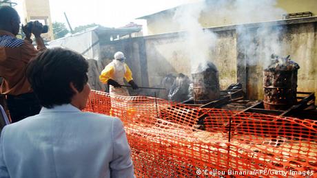 Kontaminierter Schutzkleidung gegen Ebola wird in Guinea verbrannt (Foto: CELLOU BINANI/AFP/Getty Images)
