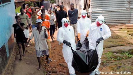 Bestattung eines an Ebola Verstorbenen (Foto: Reuters/James Giahyue)
