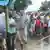 Liberianer stehen Schlange, um das Ebola Behandlungszentrum zu sehen