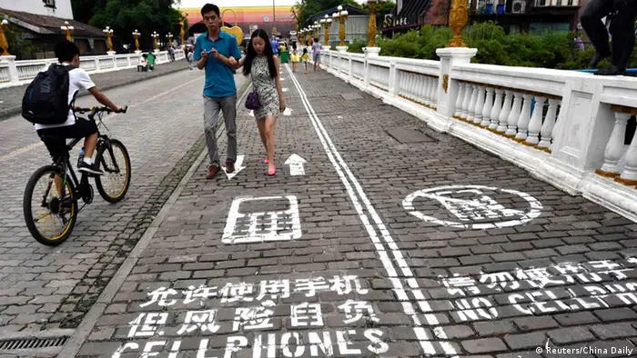 Gehweg für Smartphone-Nutzer in Chongqing, China