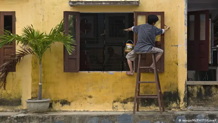 Maler an einem Haus in Chongqing