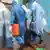 Krankenpfleger in Schutzkleidung tragen eine mutmaßlich mit Ebola infizierte Patientin in Monrovia/Liberia (Foto: dpa)