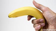 Symbolbild Räuber begeht Überfall mit Banane statt Waffe