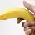 Symbolbild Räuber begeht Überfall mit Banane statt Waffe