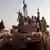 Kämpfer des IS mit Fahnen auf einem Fahrzeug (Foto: AP)