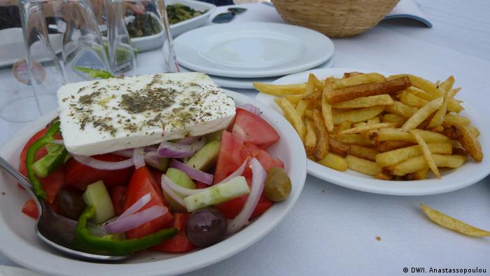 Греческий крестьянский салат и картофель фри
