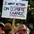 Avustralya'daki bir protestoda göstericilerden biri üzerinde "İklim değişikliği konusunda eylem istiyorum" yazılı pankart taşıyor