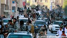 Syrien IS Kämpfer in Raqqa (picture-alliance/AP Photo)