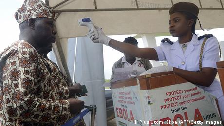 Fiebermessen bei Passagieren am Flughafen von Lagos (Foto: Pius Utomi Ekpei/AFP/Getty Images)