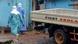 Liberianische Gesundheitshelfer in Schutzanzügen neben einem LKW (Foto: AFP) Liberianische Gesundheitshelfer in Schutzanzügen neben einem LKW (Foto: AFP)