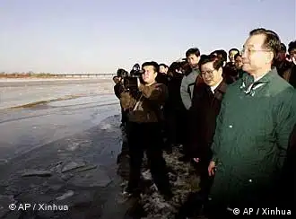 中国总理温家宝视察松花江污染状况