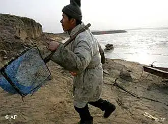 2005年11月，松花江水遭工业严重污染。收起鱼钩回家吧