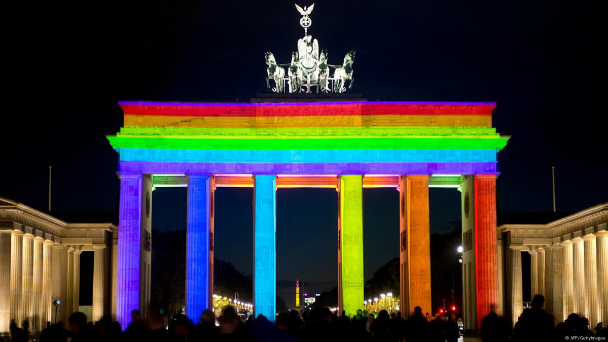 Germany lighting. Фестиваль света в Берлине. Фестиваль света Берлин 2014. Бранденбургские ворота ЛГБТ. Световое шоу в Германии.