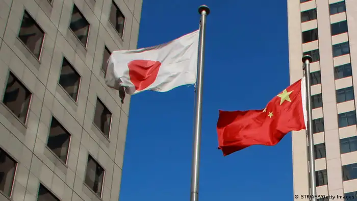 China und Japan Flaggen Archiv 2012