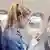 Frau mit Smartphone im Flugzeug