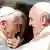 Papst Benedikt XVI. und Papst Benedikt bei einer gemeinsamen Zeremonie (Foto: Reuters)
