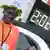 Dennis Kimetto aus Kenia neben der Anzeige seiner Weltrekord-Zeit von 2:02:57 Stunden. (Foto: Rainer Jensen, dpa)