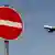Warnschild und Flugzeug (Foto: dpa)