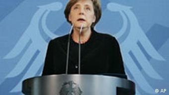Bundeskanzlerin Angela Merkel gibt eine Erklärung zur Geiselnahme der deutschen Archäologin Susanne Osthoff im Irak im Bundeskanzleramt in Berlin