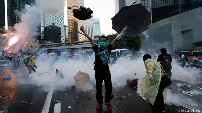 China Studentenprotest in Hongkong Occupy Central Demonstrant Regenschirm