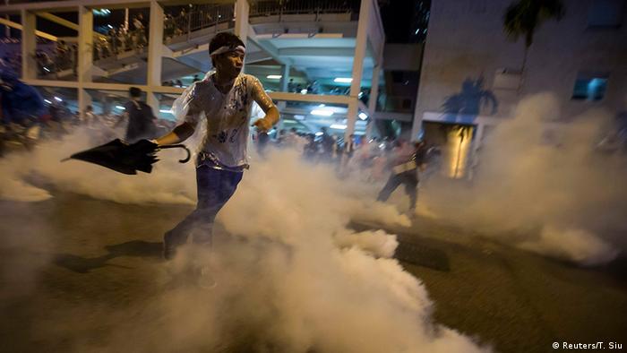 China Studentenprotest in Hongkong Occupy Central Demonstrant Regenschirm