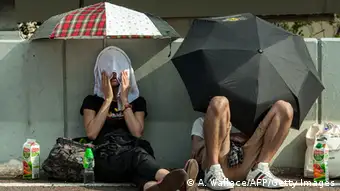 China Studentenprotest in Hongkong Occupy Central Regenschirme und 2 Demonstranten