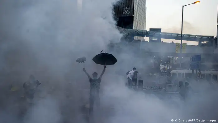 China Studentenprotest in Hongkong Occupy Central Regenschirm und Demonstrant