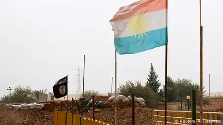 Irak Grenze Kurdistan Islamischer Staat Brücke bei Mosul Flaggen 