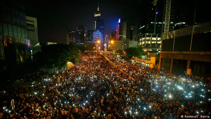 China Hongkong Massendemonstration im Finanzviertel Handys