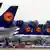 Lufthansa Streik Symbolbild Flugzeuge am Boden