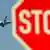 Знак STOP на фоне самолета Lufthansa