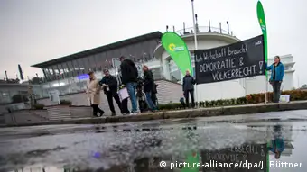 Grüne demonstrieren gegen Russland-Tag in Rostock-Warnemünde