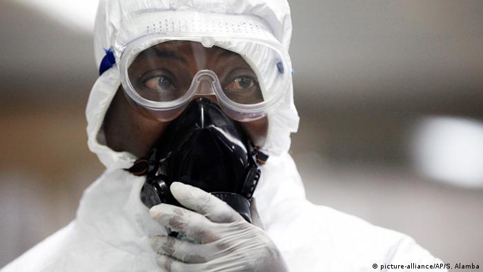 Symbolbild - Ebola (picture-alliance/AP/S. Alamba)