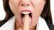 Gesichtsausdruck Frau steckt Finger ins Mund Gesichtsausdruck Frau steckt Finger ins Mund