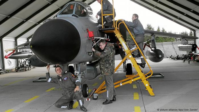 Bundeswehr employees wait for Tornado fighter planes (Photo: dpa)