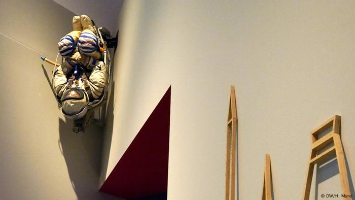 Eine Astronautenfigur schwebt unter einer Zimmerdecke der Ausstellung Outer Space in der Bundeskunsthalle Bonn
(c) DW/H. Mund