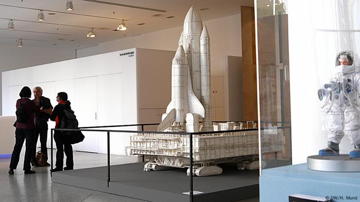 Eine Modell eines Spaceshuttles auf der Ausstellung Outer Space in der Bundeskunsthalle Bonn
(c) DW/H. Mund