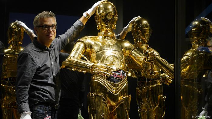Ein Modell des Star-Wars-Roboters C-3PO auf der Ausstellung Outer Space in der Bundeskunsthalle Bonn
(c) DW/H. Mund