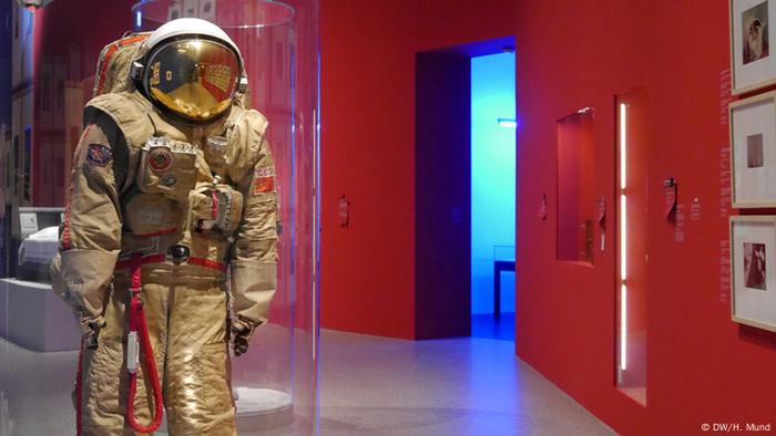 Ein russischer Raumanzug auf der Ausstellung Outer Space in der Bundeskunsthalle Bonn
(c) DW/H. Mund