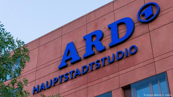 Deutschland Medien ARD-Hauptstadtstudio Logo (picture-alliance/D. Kalker)