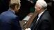 Polen Tusk und Kaczynski geben sich die Hand Polen Tusk und Kaczynski geben sich die Hand