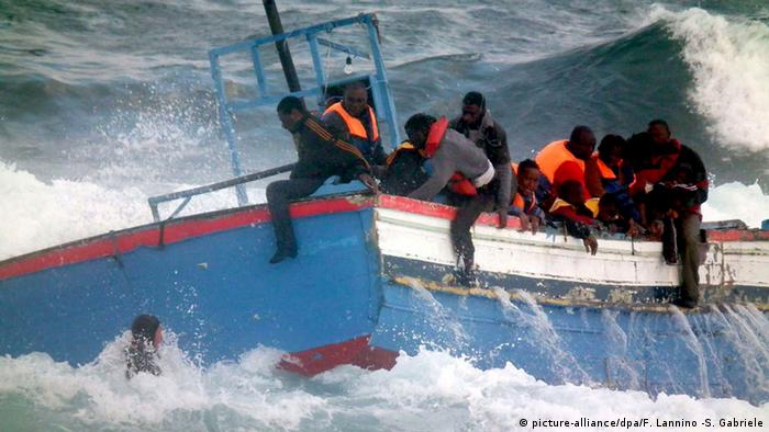 Boot mit Flüchtlingen im Mittelmeer
